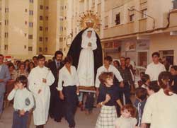 Bendición  en el colegio Gamarra y posterior salida por las calles del barrio de la Virgen