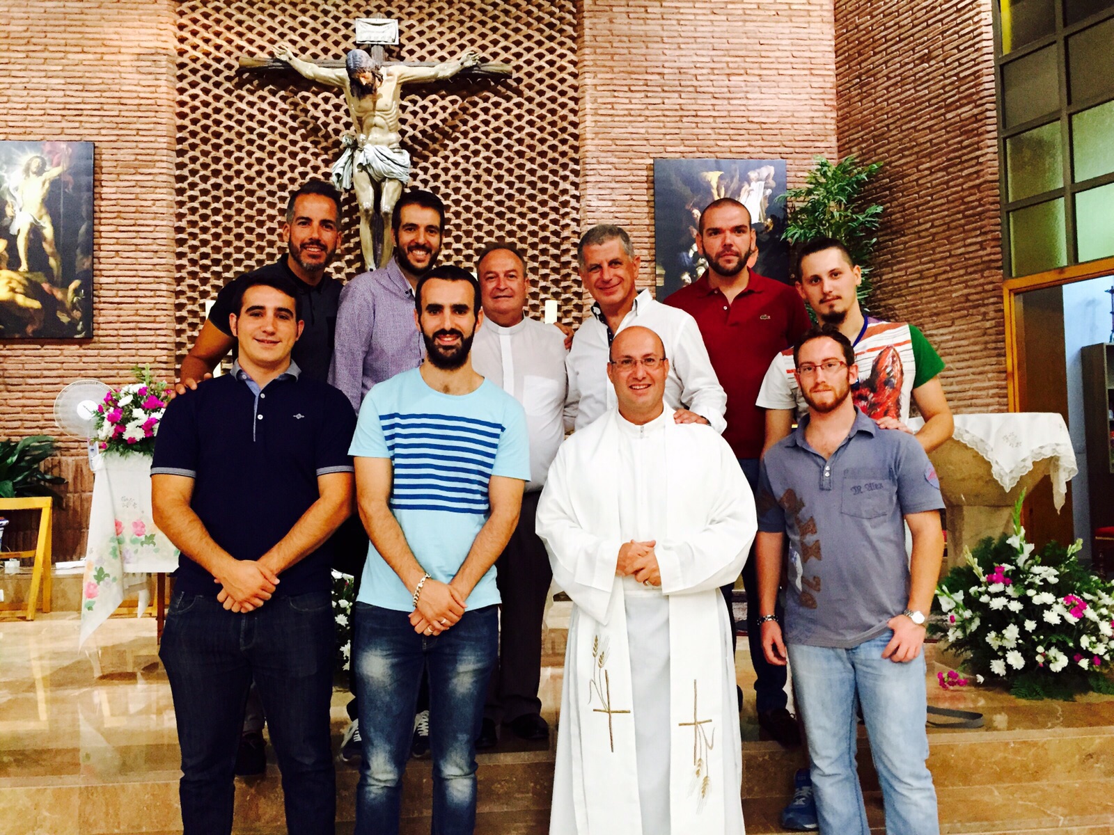 Hermanos de Nueva Esperanza junto a Manuel Ángel y Andrés, nuestros dos últimos directores espirituales