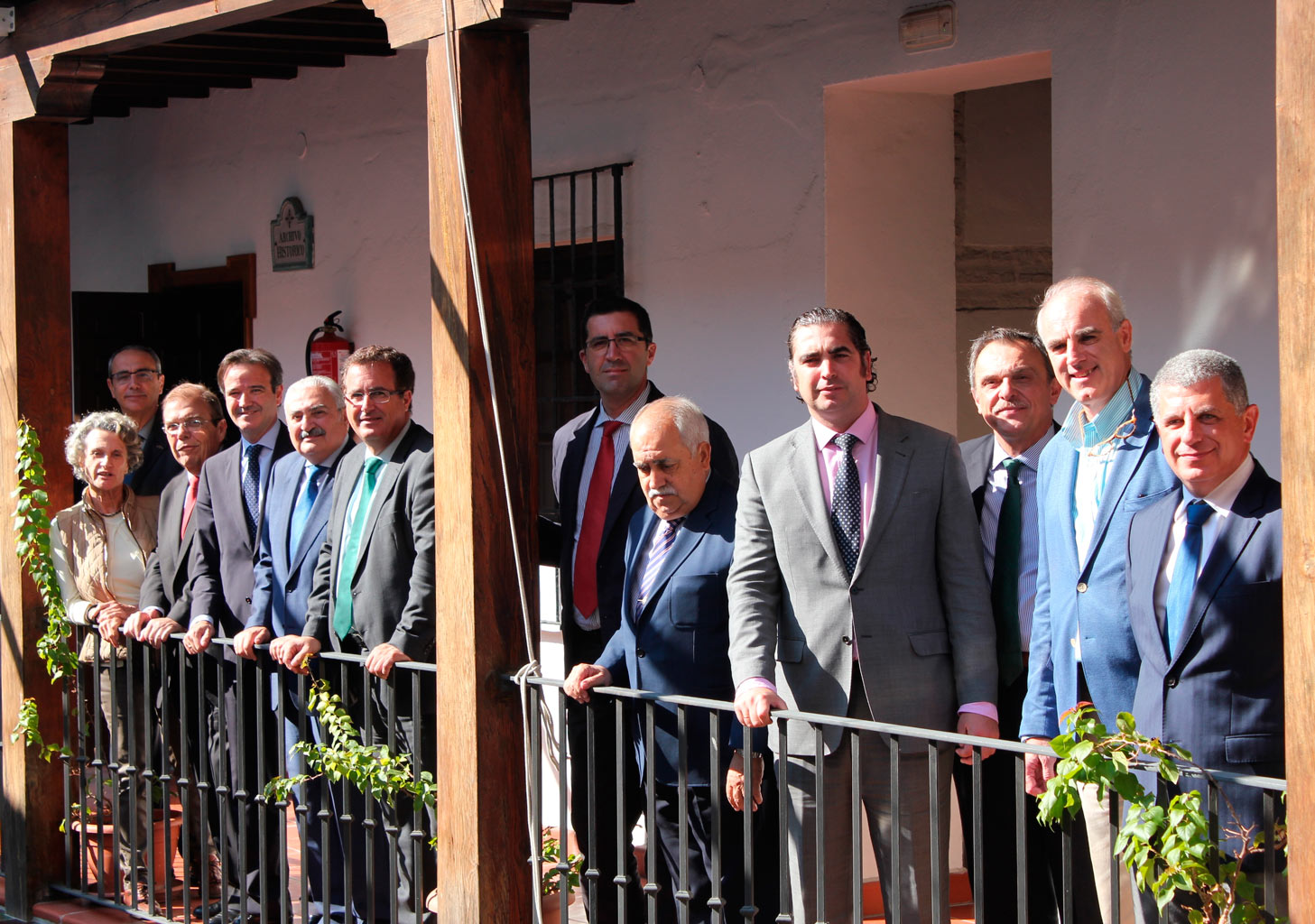Visita de la delegación sevillana, en primer plano nuestro hermano y director del museo de las cofradías Jorge Luque