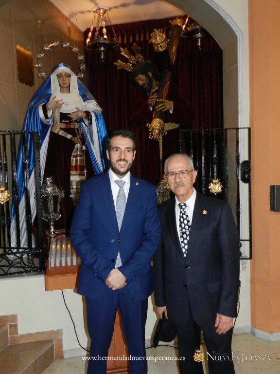 José María Jiménez y Pepe Palma junto a la capilla de los Sagrados Titulares