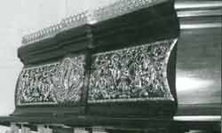 Detalle del frontal del cuarto trono con orfebrería de Martos